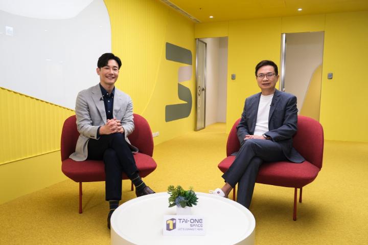 TAI-ONE SPACE智能共享辦公室品牌正式發表，由主持人劉傑中（左）訪問外貿協會董事長黃志芳（右），分享 TAI-ONE SPACE 的品牌理念。
