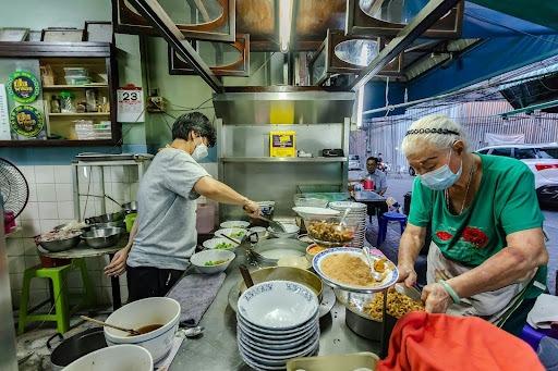 一種被稱為「Flex-Splurge」的混合型旅遊正在快速竄升：高達 32% 的亞太區年輕旅客選擇「前段背包、後段六星」的搭配邏輯