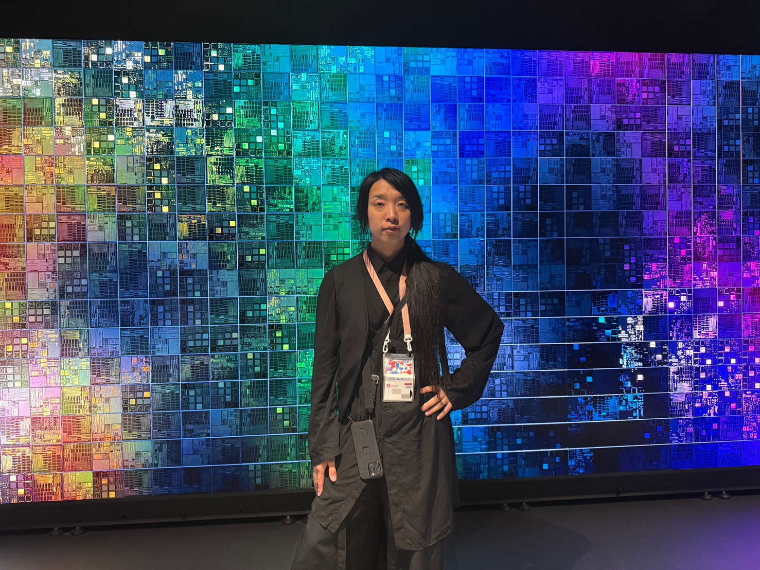 大阪世博「null²」主題館策展人落合陽一,在TECH WORLD館未來劇場留影(TECH WORLD館提供) 大阪世博「null²」主題館策展人落合陽一,在TECH WORLD館未來劇場留影(TECH WORLD館提供)