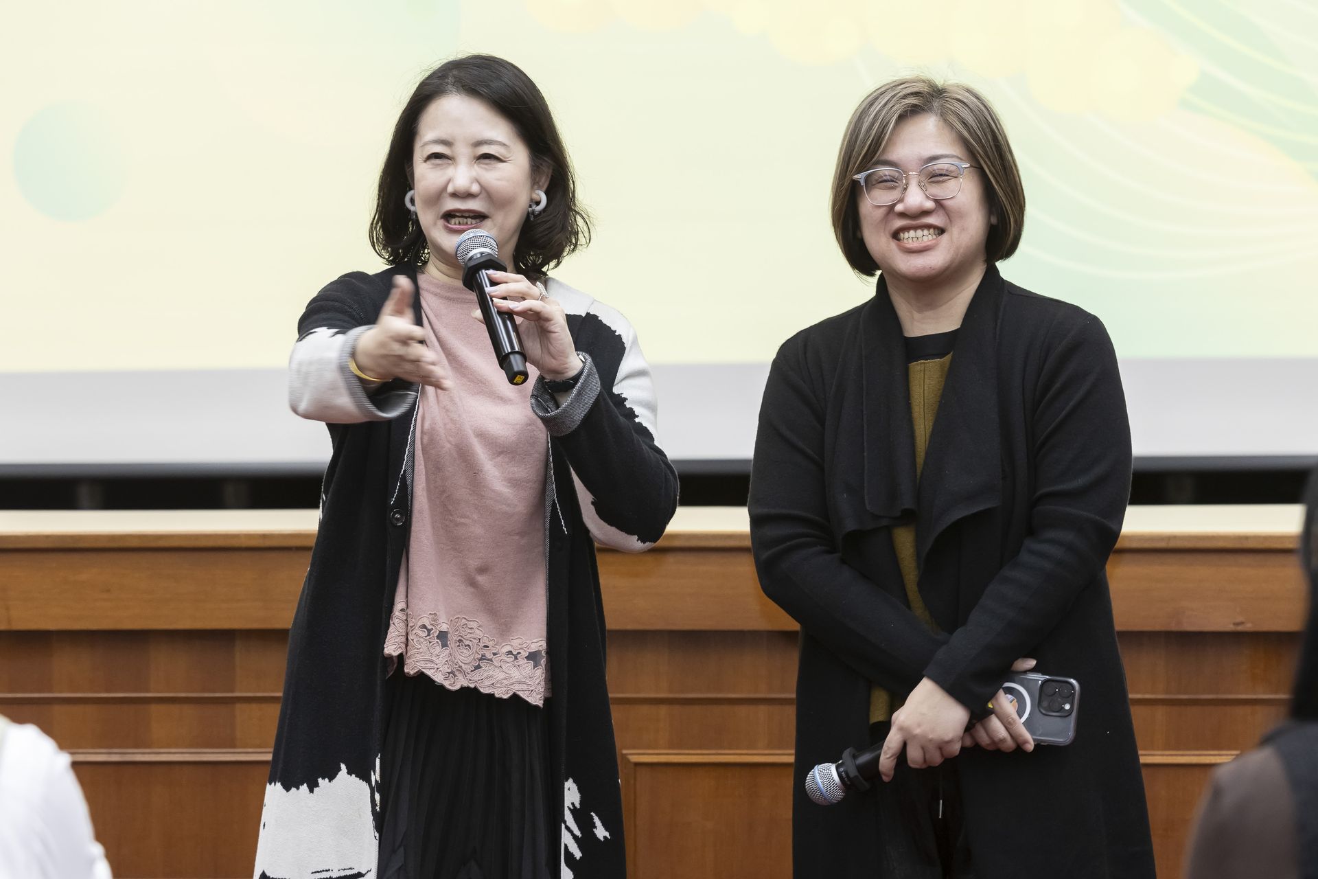 立法委員吳思瑤、立法委員陳培瑜共同上台致詞